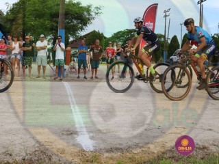 
<a style='margin-left: 5px;' class='btn btn-xs btn-social btn-facebook' href='https://www.facebook.com/sharer/sharer.php?u=https://www.boladovale.com.br/imgs/800-800-90/conteudo/fotos/1419/img3398.jpg' rel='popup' data-width='500' data-height='400'><i class='fa fa-facebook'></i>Compartilhar <span class='hidden-xs'>no Facebook</span>
</a> 
<a class='btn btn-default btn-xs' target='_blank' href='imgs/800-800-90/conteudo/fotos/1419/img3398.jpg'>
<span class='glyphicon glyphicon-cloud-download'></span> Salvar
</a> 
<span></span>
