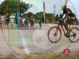 
<a style='margin-left: 5px;' class='btn btn-xs btn-social btn-facebook' href='https://www.facebook.com/sharer/sharer.php?u=https://www.boladovale.com.br/imgs/800-800-90/conteudo/fotos/1419/img3420.jpg' rel='popup' data-width='500' data-height='400'><i class='fa fa-facebook'></i>Compartilhar <span class='hidden-xs'>no Facebook</span>
</a> 
<a class='btn btn-default btn-xs' target='_blank' href='imgs/800-800-90/conteudo/fotos/1419/img3420.jpg'>
<span class='glyphicon glyphicon-cloud-download'></span> Salvar
</a> 
<span></span>