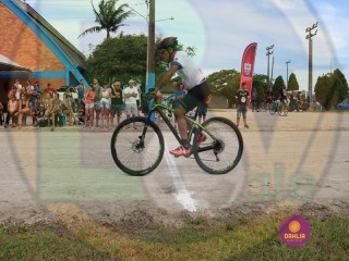 
<a style='margin-left: 5px;' class='btn btn-xs btn-social btn-facebook' href='https://www.facebook.com/sharer/sharer.php?u=https://www.boladovale.com.br/imgs/800-800-90/conteudo/fotos/1419/img3446.jpg' rel='popup' data-width='500' data-height='400'><i class='fa fa-facebook'></i>Compartilhar <span class='hidden-xs'>no Facebook</span>
</a> 
<a class='btn btn-default btn-xs' target='_blank' href='imgs/800-800-90/conteudo/fotos/1419/img3446.jpg'>
<span class='glyphicon glyphicon-cloud-download'></span> Salvar
</a> 
<span></span>