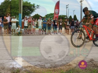 
<a style='margin-left: 5px;' class='btn btn-xs btn-social btn-facebook' href='https://www.facebook.com/sharer/sharer.php?u=https://www.boladovale.com.br/imgs/800-800-90/conteudo/fotos/1419/img3499.jpg' rel='popup' data-width='500' data-height='400'><i class='fa fa-facebook'></i>Compartilhar <span class='hidden-xs'>no Facebook</span>
</a> 
<a class='btn btn-default btn-xs' target='_blank' href='imgs/800-800-90/conteudo/fotos/1419/img3499.jpg'>
<span class='glyphicon glyphicon-cloud-download'></span> Salvar
</a> 
<span></span>