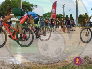 
<a style='margin-left: 5px;' class='btn btn-xs btn-social btn-facebook' href='https://www.facebook.com/sharer/sharer.php?u=https://www.boladovale.com.br/imgs/800-800-90/conteudo/fotos/1419/img3501.jpg' rel='popup' data-width='500' data-height='400'><i class='fa fa-facebook'></i>Compartilhar <span class='hidden-xs'>no Facebook</span>
</a> 
<a class='btn btn-default btn-xs' target='_blank' href='imgs/800-800-90/conteudo/fotos/1419/img3501.jpg'>
<span class='glyphicon glyphicon-cloud-download'></span> Salvar
</a> 
<span></span>