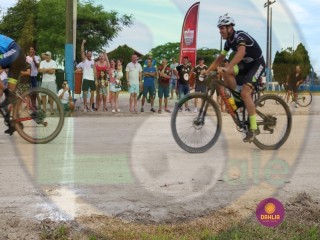 
<a style='margin-left: 5px;' class='btn btn-xs btn-social btn-facebook' href='https://www.facebook.com/sharer/sharer.php?u=https://www.boladovale.com.br/imgs/800-800-90/conteudo/fotos/1419/img3502.jpg' rel='popup' data-width='500' data-height='400'><i class='fa fa-facebook'></i>Compartilhar <span class='hidden-xs'>no Facebook</span>
</a> 
<a class='btn btn-default btn-xs' target='_blank' href='imgs/800-800-90/conteudo/fotos/1419/img3502.jpg'>
<span class='glyphicon glyphicon-cloud-download'></span> Salvar
</a> 
<span></span>