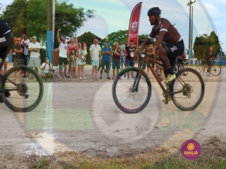 
<a style='margin-left: 5px;' class='btn btn-xs btn-social btn-facebook' href='https://www.facebook.com/sharer/sharer.php?u=https://www.boladovale.com.br/imgs/800-800-90/conteudo/fotos/1419/img3504.jpg' rel='popup' data-width='500' data-height='400'><i class='fa fa-facebook'></i>Compartilhar <span class='hidden-xs'>no Facebook</span>
</a> 
<a class='btn btn-default btn-xs' target='_blank' href='imgs/800-800-90/conteudo/fotos/1419/img3504.jpg'>
<span class='glyphicon glyphicon-cloud-download'></span> Salvar
</a> 
<span></span>