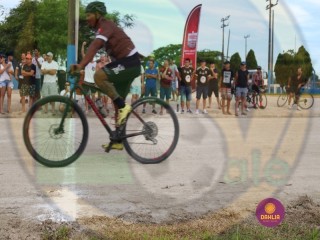 
<a style='margin-left: 5px;' class='btn btn-xs btn-social btn-facebook' href='https://www.facebook.com/sharer/sharer.php?u=https://www.boladovale.com.br/imgs/800-800-90/conteudo/fotos/1419/img3505.jpg' rel='popup' data-width='500' data-height='400'><i class='fa fa-facebook'></i>Compartilhar <span class='hidden-xs'>no Facebook</span>
</a> 
<a class='btn btn-default btn-xs' target='_blank' href='imgs/800-800-90/conteudo/fotos/1419/img3505.jpg'>
<span class='glyphicon glyphicon-cloud-download'></span> Salvar
</a> 
<span></span>