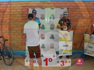 
<a style='margin-left: 5px;' class='btn btn-xs btn-social btn-facebook' href='https://www.facebook.com/sharer/sharer.php?u=https://www.boladovale.com.br/imgs/800-800-90/conteudo/fotos/1419/img3520.jpg' rel='popup' data-width='500' data-height='400'><i class='fa fa-facebook'></i>Compartilhar <span class='hidden-xs'>no Facebook</span>
</a> 
<a class='btn btn-default btn-xs' target='_blank' href='imgs/800-800-90/conteudo/fotos/1419/img3520.jpg'>
<span class='glyphicon glyphicon-cloud-download'></span> Salvar
</a> 
<span></span>