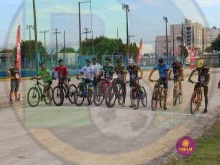 
<a style='margin-left: 5px;' class='btn btn-xs btn-social btn-facebook' href='https://www.facebook.com/sharer/sharer.php?u=https://www.boladovale.com.br/imgs/800-800-90/conteudo/fotos/1419/img6274.jpg' rel='popup' data-width='500' data-height='400'><i class='fa fa-facebook'></i>Compartilhar <span class='hidden-xs'>no Facebook</span>
</a> 
<a class='btn btn-default btn-xs' target='_blank' href='imgs/800-800-90/conteudo/fotos/1419/img6274.jpg'>
<span class='glyphicon glyphicon-cloud-download'></span> Salvar
</a> 
<span></span>