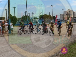 
<a style='margin-left: 5px;' class='btn btn-xs btn-social btn-facebook' href='https://www.facebook.com/sharer/sharer.php?u=https://www.boladovale.com.br/imgs/800-800-90/conteudo/fotos/1419/img6275.jpg' rel='popup' data-width='500' data-height='400'><i class='fa fa-facebook'></i>Compartilhar <span class='hidden-xs'>no Facebook</span>
</a> 
<a class='btn btn-default btn-xs' target='_blank' href='imgs/800-800-90/conteudo/fotos/1419/img6275.jpg'>
<span class='glyphicon glyphicon-cloud-download'></span> Salvar
</a> 
<span></span>
