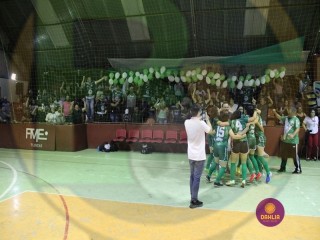 
<a style='margin-left: 5px;' class='btn btn-xs btn-social btn-facebook' href='https://www.facebook.com/sharer/sharer.php?u=https://www.boladovale.com.br/imgs/800-800-90/conteudo/fotos/1445/img9006.jpg' rel='popup' data-width='500' data-height='400'><i class='fa fa-facebook'></i>Compartilhar <span class='hidden-xs'>no Facebook</span>
</a> 
<a class='btn btn-default btn-xs' target='_blank' href='imgs/800-800-90/conteudo/fotos/1445/img9006.jpg'>
<span class='glyphicon glyphicon-cloud-download'></span> Salvar
</a> 
<span></span>