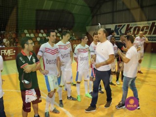 
<a style='margin-left: 5px;' class='btn btn-xs btn-social btn-facebook' href='https://www.facebook.com/sharer/sharer.php?u=https://www.boladovale.com.br/imgs/800-800-90/conteudo/fotos/1446/img9206.jpg' rel='popup' data-width='500' data-height='400'><i class='fa fa-facebook'></i>Compartilhar <span class='hidden-xs'>no Facebook</span>
</a> 
<a class='btn btn-default btn-xs' target='_blank' href='imgs/800-800-90/conteudo/fotos/1446/img9206.jpg'>
<span class='glyphicon glyphicon-cloud-download'></span> Salvar
</a> 
<span></span>