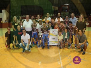 
<a style='margin-left: 5px;' class='btn btn-xs btn-social btn-facebook' href='https://www.facebook.com/sharer/sharer.php?u=https://www.boladovale.com.br/imgs/800-800-90/conteudo/fotos/1446/img9224.jpg' rel='popup' data-width='500' data-height='400'><i class='fa fa-facebook'></i>Compartilhar <span class='hidden-xs'>no Facebook</span>
</a> 
<a class='btn btn-default btn-xs' target='_blank' href='imgs/800-800-90/conteudo/fotos/1446/img9224.jpg'>
<span class='glyphicon glyphicon-cloud-download'></span> Salvar
</a> 
<span></span>