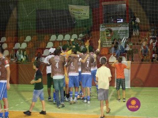 
<a style='margin-left: 5px;' class='btn btn-xs btn-social btn-facebook' href='https://www.facebook.com/sharer/sharer.php?u=https://www.boladovale.com.br/imgs/800-800-90/conteudo/fotos/1446/img9229.jpg' rel='popup' data-width='500' data-height='400'><i class='fa fa-facebook'></i>Compartilhar <span class='hidden-xs'>no Facebook</span>
</a> 
<a class='btn btn-default btn-xs' target='_blank' href='imgs/800-800-90/conteudo/fotos/1446/img9229.jpg'>
<span class='glyphicon glyphicon-cloud-download'></span> Salvar
</a> 
<span></span>