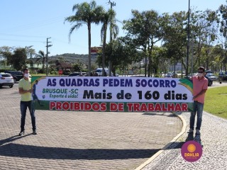 
<a style='margin-left: 5px;' class='btn btn-xs btn-social btn-facebook' href='https://www.facebook.com/sharer/sharer.php?u=https://www.boladovale.com.br/imgs/800-800-90/conteudo/fotos/1448/img8929.jpg' rel='popup' data-width='500' data-height='400'><i class='fa fa-facebook'></i>Compartilhar <span class='hidden-xs'>no Facebook</span>
</a> 
<a class='btn btn-default btn-xs' target='_blank' href='imgs/800-800-90/conteudo/fotos/1448/img8929.jpg'>
<span class='glyphicon glyphicon-cloud-download'></span> Salvar
</a> 
<span></span>