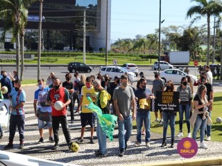
<a style='margin-left: 5px;' class='btn btn-xs btn-social btn-facebook' href='https://www.facebook.com/sharer/sharer.php?u=https://www.boladovale.com.br/imgs/800-800-90/conteudo/fotos/1448/img8935.jpg' rel='popup' data-width='500' data-height='400'><i class='fa fa-facebook'></i>Compartilhar <span class='hidden-xs'>no Facebook</span>
</a> 
<a class='btn btn-default btn-xs' target='_blank' href='imgs/800-800-90/conteudo/fotos/1448/img8935.jpg'>
<span class='glyphicon glyphicon-cloud-download'></span> Salvar
</a> 
<span></span>