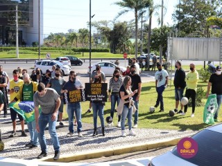 
<a style='margin-left: 5px;' class='btn btn-xs btn-social btn-facebook' href='https://www.facebook.com/sharer/sharer.php?u=https://www.boladovale.com.br/imgs/800-800-90/conteudo/fotos/1448/img8936.jpg' rel='popup' data-width='500' data-height='400'><i class='fa fa-facebook'></i>Compartilhar <span class='hidden-xs'>no Facebook</span>
</a> 
<a class='btn btn-default btn-xs' target='_blank' href='imgs/800-800-90/conteudo/fotos/1448/img8936.jpg'>
<span class='glyphicon glyphicon-cloud-download'></span> Salvar
</a> 
<span></span>