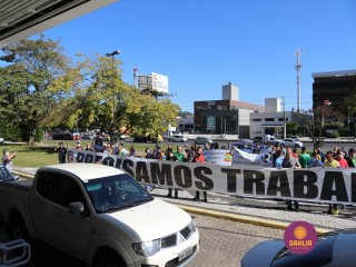 
<a style='margin-left: 5px;' class='btn btn-xs btn-social btn-facebook' href='https://www.facebook.com/sharer/sharer.php?u=https://www.boladovale.com.br/imgs/800-800-90/conteudo/fotos/1448/img8939.jpg' rel='popup' data-width='500' data-height='400'><i class='fa fa-facebook'></i>Compartilhar <span class='hidden-xs'>no Facebook</span>
</a> 
<a class='btn btn-default btn-xs' target='_blank' href='imgs/800-800-90/conteudo/fotos/1448/img8939.jpg'>
<span class='glyphicon glyphicon-cloud-download'></span> Salvar
</a> 
<span></span>