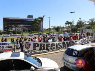 
<a style='margin-left: 5px;' class='btn btn-xs btn-social btn-facebook' href='https://www.facebook.com/sharer/sharer.php?u=https://www.boladovale.com.br/imgs/800-800-90/conteudo/fotos/1448/img8945.jpg' rel='popup' data-width='500' data-height='400'><i class='fa fa-facebook'></i>Compartilhar <span class='hidden-xs'>no Facebook</span>
</a> 
<a class='btn btn-default btn-xs' target='_blank' href='imgs/800-800-90/conteudo/fotos/1448/img8945.jpg'>
<span class='glyphicon glyphicon-cloud-download'></span> Salvar
</a> 
<span></span>
