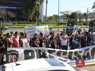 
<a style='margin-left: 5px;' class='btn btn-xs btn-social btn-facebook' href='https://www.facebook.com/sharer/sharer.php?u=https://www.boladovale.com.br/imgs/800-800-90/conteudo/fotos/1448/img8960.jpg' rel='popup' data-width='500' data-height='400'><i class='fa fa-facebook'></i>Compartilhar <span class='hidden-xs'>no Facebook</span>
</a> 
<a class='btn btn-default btn-xs' target='_blank' href='imgs/800-800-90/conteudo/fotos/1448/img8960.jpg'>
<span class='glyphicon glyphicon-cloud-download'></span> Salvar
</a> 
<span></span>