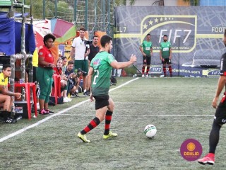 
<a style='margin-left: 5px;' class='btn btn-xs btn-social btn-facebook' href='https://www.facebook.com/sharer/sharer.php?u=https://www.boladovale.com.br/imgs/800-800-90/conteudo/fotos/1456/img1614.jpg' rel='popup' data-width='500' data-height='400'><i class='fa fa-facebook'></i>Compartilhar <span class='hidden-xs'>no Facebook</span>
</a> 
<a class='btn btn-default btn-xs' target='_blank' href='imgs/800-800-90/conteudo/fotos/1456/img1614.jpg'>
<span class='glyphicon glyphicon-cloud-download'></span> Salvar
</a> 
<span></span>