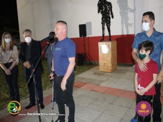 
<a style='margin-left: 5px;' class='btn btn-xs btn-social btn-facebook' href='https://www.facebook.com/sharer/sharer.php?u=https://www.boladovale.com.br/imgs/800-800-90/conteudo/fotos/1467/img0897.jpg' rel='popup' data-width='500' data-height='400'><i class='fa fa-facebook'></i>Compartilhar <span class='hidden-xs'>no Facebook</span>
</a> 
<a class='btn btn-default btn-xs' target='_blank' href='imgs/800-800-90/conteudo/fotos/1467/img0897.jpg'>
<span class='glyphicon glyphicon-cloud-download'></span> Salvar
</a> 
<span></span>