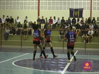 
<a style='margin-left: 5px;' class='btn btn-xs btn-social btn-facebook' href='https://www.facebook.com/sharer/sharer.php?u=https://www.boladovale.com.br/imgs/800-800-90/conteudo/fotos/1472/img8317.jpg' rel='popup' data-width='500' data-height='400'><i class='fa fa-facebook'></i>Compartilhar <span class='hidden-xs'>no Facebook</span>
</a> 
<a class='btn btn-default btn-xs' target='_blank' href='imgs/800-800-90/conteudo/fotos/1472/img8317.jpg'>
<span class='glyphicon glyphicon-cloud-download'></span> Salvar
</a> 
<span></span>