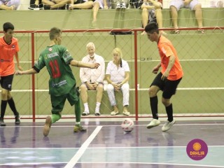 
<a style='margin-left: 5px;' class='btn btn-xs btn-social btn-facebook' href='https://www.facebook.com/sharer/sharer.php?u=https://www.boladovale.com.br/imgs/800-800-90/conteudo/fotos/1484/img8480.jpg' rel='popup' data-width='500' data-height='400'><i class='fa fa-facebook'></i>Compartilhar <span class='hidden-xs'>no Facebook</span>
</a> 
<a class='btn btn-default btn-xs' target='_blank' href='imgs/800-800-90/conteudo/fotos/1484/img8480.jpg'>
<span class='glyphicon glyphicon-cloud-download'></span> Salvar
</a> 
<span></span>