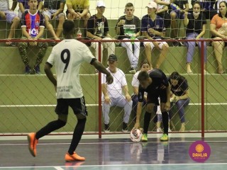 
<a style='margin-left: 5px;' class='btn btn-xs btn-social btn-facebook' href='https://www.facebook.com/sharer/sharer.php?u=https://www.boladovale.com.br/imgs/800-800-90/conteudo/fotos/1487/img8628.jpg' rel='popup' data-width='500' data-height='400'><i class='fa fa-facebook'></i>Compartilhar <span class='hidden-xs'>no Facebook</span>
</a> 
<a class='btn btn-default btn-xs' target='_blank' href='imgs/800-800-90/conteudo/fotos/1487/img8628.jpg'>
<span class='glyphicon glyphicon-cloud-download'></span> Salvar
</a> 
<span></span>