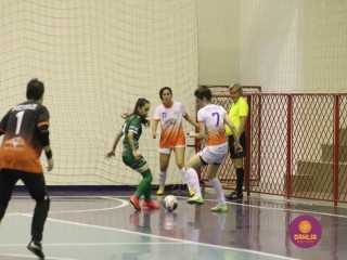 
<a style='margin-left: 5px;' class='btn btn-xs btn-social btn-facebook' href='https://www.facebook.com/sharer/sharer.php?u=https://www.boladovale.com.br/imgs/800-800-90/conteudo/fotos/1488/img8721.jpg' rel='popup' data-width='500' data-height='400'><i class='fa fa-facebook'></i>Compartilhar <span class='hidden-xs'>no Facebook</span>
</a> 
<a class='btn btn-default btn-xs' target='_blank' href='imgs/800-800-90/conteudo/fotos/1488/img8721.jpg'>
<span class='glyphicon glyphicon-cloud-download'></span> Salvar
</a> 
<span></span>