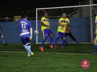 
<a style='margin-left: 5px;' class='btn btn-xs btn-social btn-facebook' href='https://www.facebook.com/sharer/sharer.php?u=https://www.boladovale.com.br/imgs/800-800-90/conteudo/fotos/1489/img8877.jpg' rel='popup' data-width='500' data-height='400'><i class='fa fa-facebook'></i>Compartilhar <span class='hidden-xs'>no Facebook</span>
</a> 
<a class='btn btn-default btn-xs' target='_blank' href='imgs/800-800-90/conteudo/fotos/1489/img8877.jpg'>
<span class='glyphicon glyphicon-cloud-download'></span> Salvar
</a> 
<span></span>