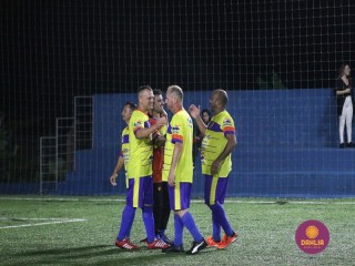 
<a style='margin-left: 5px;' class='btn btn-xs btn-social btn-facebook' href='https://www.facebook.com/sharer/sharer.php?u=https://www.boladovale.com.br/imgs/800-800-90/conteudo/fotos/1489/img8914.jpg' rel='popup' data-width='500' data-height='400'><i class='fa fa-facebook'></i>Compartilhar <span class='hidden-xs'>no Facebook</span>
</a> 
<a class='btn btn-default btn-xs' target='_blank' href='imgs/800-800-90/conteudo/fotos/1489/img8914.jpg'>
<span class='glyphicon glyphicon-cloud-download'></span> Salvar
</a> 
<span></span>