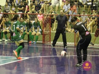 
<a style='margin-left: 5px;' class='btn btn-xs btn-social btn-facebook' href='https://www.facebook.com/sharer/sharer.php?u=https://www.boladovale.com.br/imgs/800-800-90/conteudo/fotos/1498/img9562.jpg' rel='popup' data-width='500' data-height='400'><i class='fa fa-facebook'></i>Compartilhar <span class='hidden-xs'>no Facebook</span>
</a> 
<a class='btn btn-default btn-xs' target='_blank' href='imgs/800-800-90/conteudo/fotos/1498/img9562.jpg'>
<span class='glyphicon glyphicon-cloud-download'></span> Salvar
</a> 
<span></span>