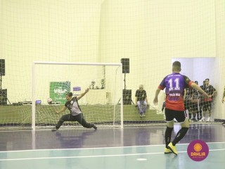 
<a style='margin-left: 5px;' class='btn btn-xs btn-social btn-facebook' href='https://www.facebook.com/sharer/sharer.php?u=https://www.boladovale.com.br/imgs/800-800-90/conteudo/fotos/1498/img9644.jpg' rel='popup' data-width='500' data-height='400'><i class='fa fa-facebook'></i>Compartilhar <span class='hidden-xs'>no Facebook</span>
</a> 
<a class='btn btn-default btn-xs' target='_blank' href='imgs/800-800-90/conteudo/fotos/1498/img9644.jpg'>
<span class='glyphicon glyphicon-cloud-download'></span> Salvar
</a> 
<span></span>