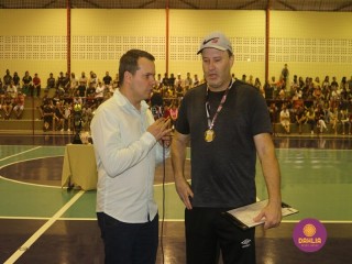 
<a style='margin-left: 5px;' class='btn btn-xs btn-social btn-facebook' href='https://www.facebook.com/sharer/sharer.php?u=https://www.boladovale.com.br/imgs/800-800-90/conteudo/fotos/1499/img9719.jpg' rel='popup' data-width='500' data-height='400'><i class='fa fa-facebook'></i>Compartilhar <span class='hidden-xs'>no Facebook</span>
</a> 
<a class='btn btn-default btn-xs' target='_blank' href='imgs/800-800-90/conteudo/fotos/1499/img9719.jpg'>
<span class='glyphicon glyphicon-cloud-download'></span> Salvar
</a> 
<span></span>
