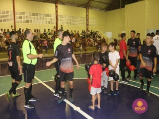 
<a style='margin-left: 5px;' class='btn btn-xs btn-social btn-facebook' href='https://www.facebook.com/sharer/sharer.php?u=https://www.boladovale.com.br/imgs/800-800-90/conteudo/fotos/1500/img9763.jpg' rel='popup' data-width='500' data-height='400'><i class='fa fa-facebook'></i>Compartilhar <span class='hidden-xs'>no Facebook</span>
</a> 
<a class='btn btn-default btn-xs' target='_blank' href='imgs/800-800-90/conteudo/fotos/1500/img9763.jpg'>
<span class='glyphicon glyphicon-cloud-download'></span> Salvar
</a> 
<span></span>