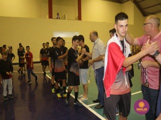 
<a style='margin-left: 5px;' class='btn btn-xs btn-social btn-facebook' href='https://www.facebook.com/sharer/sharer.php?u=https://www.boladovale.com.br/imgs/800-800-90/conteudo/fotos/1501/img9942.jpg' rel='popup' data-width='500' data-height='400'><i class='fa fa-facebook'></i>Compartilhar <span class='hidden-xs'>no Facebook</span>
</a> 
<a class='btn btn-default btn-xs' target='_blank' href='imgs/800-800-90/conteudo/fotos/1501/img9942.jpg'>
<span class='glyphicon glyphicon-cloud-download'></span> Salvar
</a> 
<span></span>