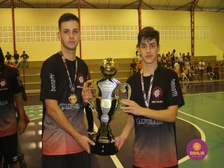
<a style='margin-left: 5px;' class='btn btn-xs btn-social btn-facebook' href='https://www.facebook.com/sharer/sharer.php?u=https://www.boladovale.com.br/imgs/800-800-90/conteudo/fotos/1501/img9981.jpg' rel='popup' data-width='500' data-height='400'><i class='fa fa-facebook'></i>Compartilhar <span class='hidden-xs'>no Facebook</span>
</a> 
<a class='btn btn-default btn-xs' target='_blank' href='imgs/800-800-90/conteudo/fotos/1501/img9981.jpg'>
<span class='glyphicon glyphicon-cloud-download'></span> Salvar
</a> 
<span></span>