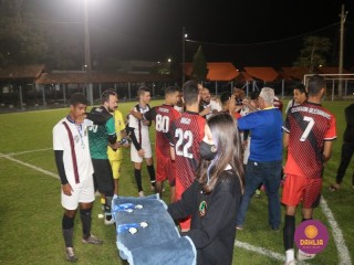 
<a style='margin-left: 5px;' class='btn btn-xs btn-social btn-facebook' href='https://www.facebook.com/sharer/sharer.php?u=https://www.boladovale.com.br/imgs/800-800-90/conteudo/fotos/1503/img1237.jpg' rel='popup' data-width='500' data-height='400'><i class='fa fa-facebook'></i>Compartilhar <span class='hidden-xs'>no Facebook</span>
</a> 
<a class='btn btn-default btn-xs' target='_blank' href='imgs/800-800-90/conteudo/fotos/1503/img1237.jpg'>
<span class='glyphicon glyphicon-cloud-download'></span> Salvar
</a> 
<span></span>