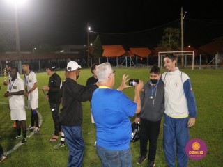 
<a style='margin-left: 5px;' class='btn btn-xs btn-social btn-facebook' href='https://www.facebook.com/sharer/sharer.php?u=https://www.boladovale.com.br/imgs/800-800-90/conteudo/fotos/1503/img1238.jpg' rel='popup' data-width='500' data-height='400'><i class='fa fa-facebook'></i>Compartilhar <span class='hidden-xs'>no Facebook</span>
</a> 
<a class='btn btn-default btn-xs' target='_blank' href='imgs/800-800-90/conteudo/fotos/1503/img1238.jpg'>
<span class='glyphicon glyphicon-cloud-download'></span> Salvar
</a> 
<span></span>