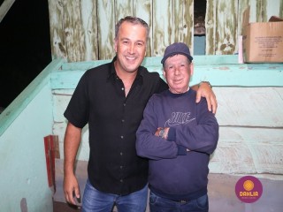 
<a style='margin-left: 5px;' class='btn btn-xs btn-social btn-facebook' href='https://www.facebook.com/sharer/sharer.php?u=https://www.boladovale.com.br/imgs/800-800-90/conteudo/fotos/1507/img1522.jpg' rel='popup' data-width='500' data-height='400'><i class='fa fa-facebook'></i>Compartilhar <span class='hidden-xs'>no Facebook</span>
</a> 
<a class='btn btn-default btn-xs' target='_blank' href='imgs/800-800-90/conteudo/fotos/1507/img1522.jpg'>
<span class='glyphicon glyphicon-cloud-download'></span> Salvar
</a> 
<span></span>