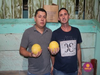 
<a style='margin-left: 5px;' class='btn btn-xs btn-social btn-facebook' href='https://www.facebook.com/sharer/sharer.php?u=https://www.boladovale.com.br/imgs/800-800-90/conteudo/fotos/1507/img1580.jpg' rel='popup' data-width='500' data-height='400'><i class='fa fa-facebook'></i>Compartilhar <span class='hidden-xs'>no Facebook</span>
</a> 
<a class='btn btn-default btn-xs' target='_blank' href='imgs/800-800-90/conteudo/fotos/1507/img1580.jpg'>
<span class='glyphicon glyphicon-cloud-download'></span> Salvar
</a> 
<span></span>