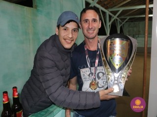 
<a style='margin-left: 5px;' class='btn btn-xs btn-social btn-facebook' href='https://www.facebook.com/sharer/sharer.php?u=https://www.boladovale.com.br/imgs/800-800-90/conteudo/fotos/1507/img1654.jpg' rel='popup' data-width='500' data-height='400'><i class='fa fa-facebook'></i>Compartilhar <span class='hidden-xs'>no Facebook</span>
</a> 
<a class='btn btn-default btn-xs' target='_blank' href='imgs/800-800-90/conteudo/fotos/1507/img1654.jpg'>
<span class='glyphicon glyphicon-cloud-download'></span> Salvar
</a> 
<span></span>