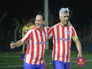 
<a style='margin-left: 5px;' class='btn btn-xs btn-social btn-facebook' href='https://www.facebook.com/sharer/sharer.php?u=https://www.boladovale.com.br/imgs/800-800-90/conteudo/fotos/1512/img2260.jpg' rel='popup' data-width='500' data-height='400'><i class='fa fa-facebook'></i>Compartilhar <span class='hidden-xs'>no Facebook</span>
</a> 
<a class='btn btn-default btn-xs' target='_blank' href='imgs/800-800-90/conteudo/fotos/1512/img2260.jpg'>
<span class='glyphicon glyphicon-cloud-download'></span> Salvar
</a> 
<span></span>
