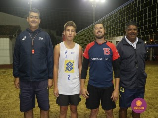 
<a style='margin-left: 5px;' class='btn btn-xs btn-social btn-facebook' href='https://www.facebook.com/sharer/sharer.php?u=https://www.boladovale.com.br/imgs/800-800-90/conteudo/fotos/1517/img2595.jpg' rel='popup' data-width='500' data-height='400'><i class='fa fa-facebook'></i>Compartilhar <span class='hidden-xs'>no Facebook</span>
</a> 
<a class='btn btn-default btn-xs' target='_blank' href='imgs/800-800-90/conteudo/fotos/1517/img2595.jpg'>
<span class='glyphicon glyphicon-cloud-download'></span> Salvar
</a> 
<span></span>