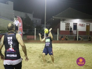 
<a style='margin-left: 5px;' class='btn btn-xs btn-social btn-facebook' href='https://www.facebook.com/sharer/sharer.php?u=https://www.boladovale.com.br/imgs/800-800-90/conteudo/fotos/1523/img9254.jpg' rel='popup' data-width='500' data-height='400'><i class='fa fa-facebook'></i>Compartilhar <span class='hidden-xs'>no Facebook</span>
</a> 
<a class='btn btn-default btn-xs' target='_blank' href='imgs/800-800-90/conteudo/fotos/1523/img9254.jpg'>
<span class='glyphicon glyphicon-cloud-download'></span> Salvar
</a> 
<span></span>