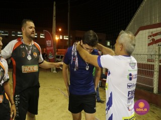 
<a style='margin-left: 5px;' class='btn btn-xs btn-social btn-facebook' href='https://www.facebook.com/sharer/sharer.php?u=https://www.boladovale.com.br/imgs/800-800-90/conteudo/fotos/1527/img9864.jpg' rel='popup' data-width='500' data-height='400'><i class='fa fa-facebook'></i>Compartilhar <span class='hidden-xs'>no Facebook</span>
</a> 
<a class='btn btn-default btn-xs' target='_blank' href='imgs/800-800-90/conteudo/fotos/1527/img9864.jpg'>
<span class='glyphicon glyphicon-cloud-download'></span> Salvar
</a> 
<span></span>