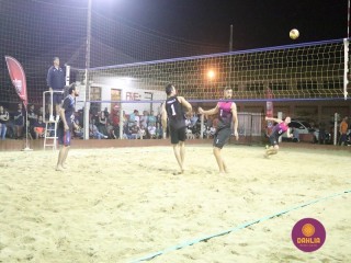 
<a style='margin-left: 5px;' class='btn btn-xs btn-social btn-facebook' href='https://www.facebook.com/sharer/sharer.php?u=https://www.boladovale.com.br/imgs/800-800-90/conteudo/fotos/1529/img0109.jpg' rel='popup' data-width='500' data-height='400'><i class='fa fa-facebook'></i>Compartilhar <span class='hidden-xs'>no Facebook</span>
</a> 
<a class='btn btn-default btn-xs' target='_blank' href='imgs/800-800-90/conteudo/fotos/1529/img0109.jpg'>
<span class='glyphicon glyphicon-cloud-download'></span> Salvar
</a> 
<span></span>