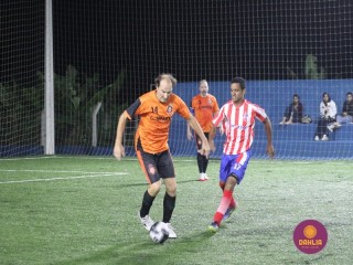
<a style='margin-left: 5px;' class='btn btn-xs btn-social btn-facebook' href='https://www.facebook.com/sharer/sharer.php?u=https://www.boladovale.com.br/imgs/800-800-90/conteudo/fotos/1530/img0396.jpg' rel='popup' data-width='500' data-height='400'><i class='fa fa-facebook'></i>Compartilhar <span class='hidden-xs'>no Facebook</span>
</a> 
<a class='btn btn-default btn-xs' target='_blank' href='imgs/800-800-90/conteudo/fotos/1530/img0396.jpg'>
<span class='glyphicon glyphicon-cloud-download'></span> Salvar
</a> 
<span></span>