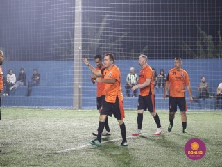 
<a style='margin-left: 5px;' class='btn btn-xs btn-social btn-facebook' href='https://www.facebook.com/sharer/sharer.php?u=https://www.boladovale.com.br/imgs/800-800-90/conteudo/fotos/1530/img0468.jpg' rel='popup' data-width='500' data-height='400'><i class='fa fa-facebook'></i>Compartilhar <span class='hidden-xs'>no Facebook</span>
</a> 
<a class='btn btn-default btn-xs' target='_blank' href='imgs/800-800-90/conteudo/fotos/1530/img0468.jpg'>
<span class='glyphicon glyphicon-cloud-download'></span> Salvar
</a> 
<span></span>