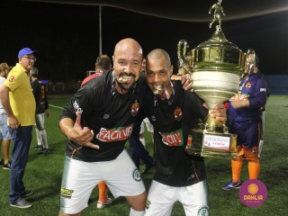 
<a style='margin-left: 5px;' class='btn btn-xs btn-social btn-facebook' href='https://www.facebook.com/sharer/sharer.php?u=https://www.boladovale.com.br/imgs/800-800-90/conteudo/fotos/1532/img1225.jpg' rel='popup' data-width='500' data-height='400'><i class='fa fa-facebook'></i>Compartilhar <span class='hidden-xs'>no Facebook</span>
</a> 
<a class='btn btn-default btn-xs' target='_blank' href='imgs/800-800-90/conteudo/fotos/1532/img1225.jpg'>
<span class='glyphicon glyphicon-cloud-download'></span> Salvar
</a> 
<span></span>