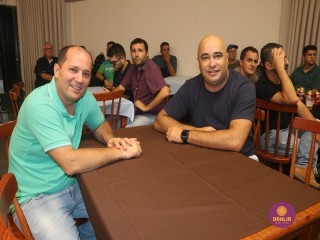 
<a style='margin-left: 5px;' class='btn btn-xs btn-social btn-facebook' href='https://www.facebook.com/sharer/sharer.php?u=https://www.boladovale.com.br/imgs/800-800-90/conteudo/fotos/1534/img5325.jpg' rel='popup' data-width='500' data-height='400'><i class='fa fa-facebook'></i>Compartilhar <span class='hidden-xs'>no Facebook</span>
</a> 
<a class='btn btn-default btn-xs' target='_blank' href='imgs/800-800-90/conteudo/fotos/1534/img5325.jpg'>
<span class='glyphicon glyphicon-cloud-download'></span> Salvar
</a> 
<span></span>