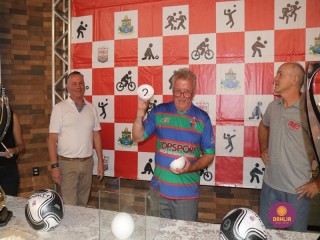 
<a style='margin-left: 5px;' class='btn btn-xs btn-social btn-facebook' href='https://www.facebook.com/sharer/sharer.php?u=https://www.boladovale.com.br/imgs/800-800-90/conteudo/fotos/1534/img5378.jpg' rel='popup' data-width='500' data-height='400'><i class='fa fa-facebook'></i>Compartilhar <span class='hidden-xs'>no Facebook</span>
</a> 
<a class='btn btn-default btn-xs' target='_blank' href='imgs/800-800-90/conteudo/fotos/1534/img5378.jpg'>
<span class='glyphicon glyphicon-cloud-download'></span> Salvar
</a> 
<span></span>